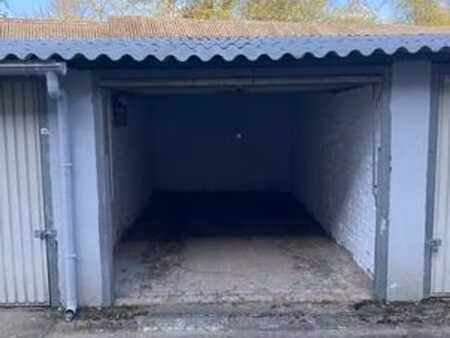 garage fermé pour voiture  moto  remorque