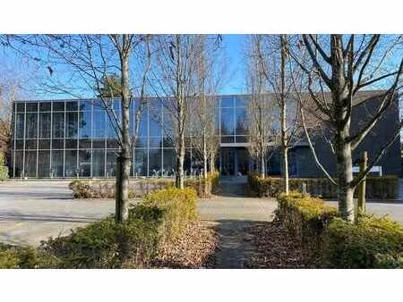 bureau prêt à l'emploi à distance de marche de la gare de s