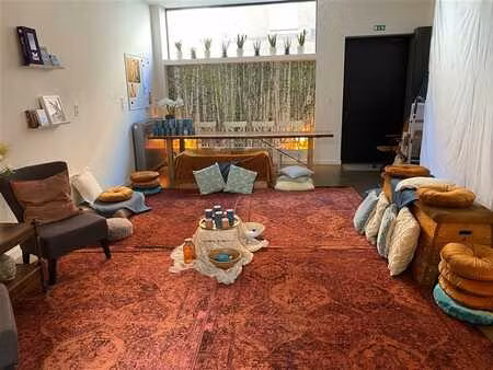 gelijkvloerse kantoorruimte met kelder en terras.