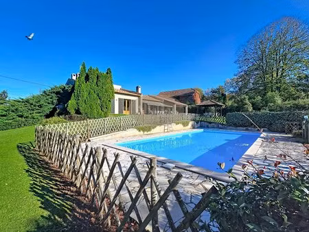 villa  piscine et tennis