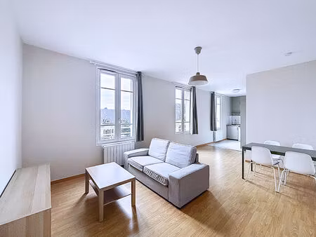 à louer très bel appartement t2 meublé récemment rénové.