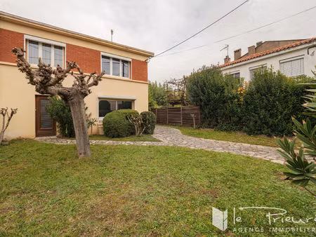 maison à fort potentiel avec double accès  jardin et luminosité idéale dans le secteur fac