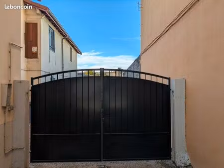 place de parking moto sécurisée proche métro