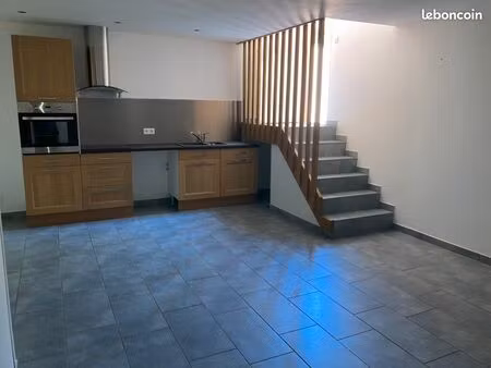 loue agréable maison mitoyenne t4 à montrodat