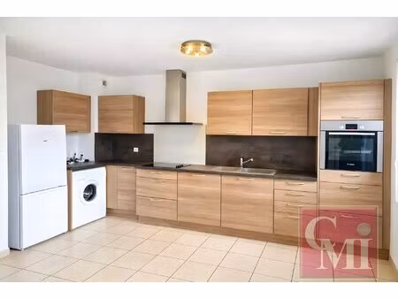 exclusivité! opportunité rare : superbe f3 avec jardin  cave et 2 places de parking.