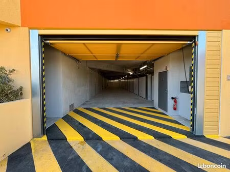 garage à cassis haut de gamme de 13 m² + mezzanine de 6 m²