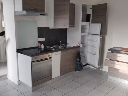 léognan : maisonette t2 meublée 44 m2 (jardinet de 30 m2 clos sans accès par la rue). 720 