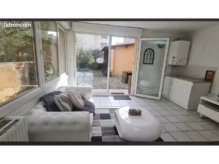 loue t2 meublé avec terrasse privée - centre ville lons le saunier