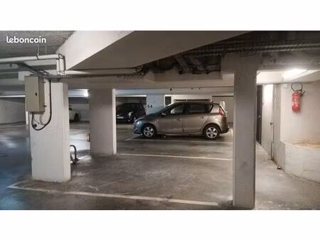 parking moto 65/mois au 23 rue des taillandiers