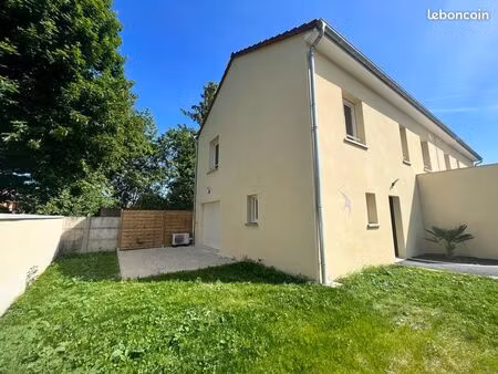 maison neuve dans village calme