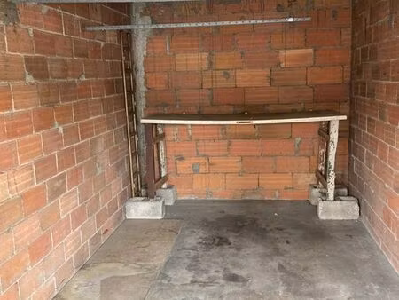 box couvert 10 m² à louer – idéal stockage ou voiture