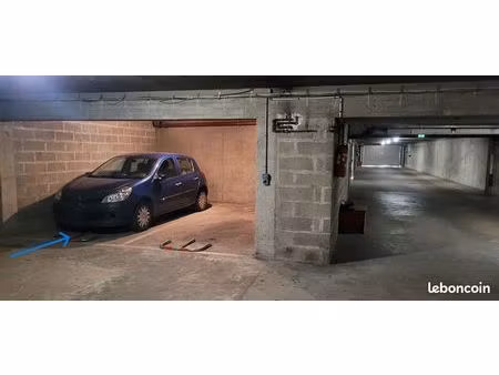 place de parking à 100 m de la gare d'enghien les bains