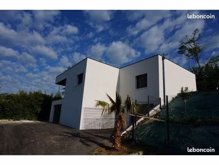 maison contemporaine neuve dans un quartier résidentiel calme sur les hauteurs d'agen