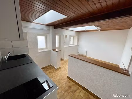 à louer – maison de ville 53 m² avec cour – parking public à proximité