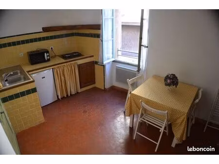 correns  var  maison de village / location à l'annee