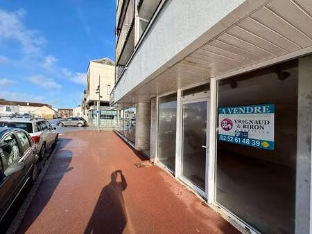 vente bureaux et commerces à challans (85300) : à vendre / 53m² challans