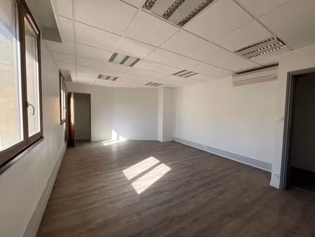 location locaux professionnels 129 m² à aix-en-provence (13090)  3 327 €