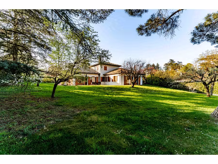 villa 7 pièces sur son terrain de 2000m2 ecully