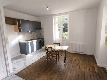 maison a louer de 130 mètres carré habitable possibilité d’y habiter et d’exercer une prof