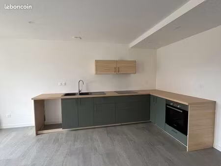 logement t4 refait à neuf dans corps de ferme