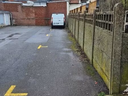 ensemble de 3 grandes places de parking non couverte dans espace fermé et sécurisé henin b