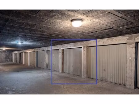 garage ferme au pied du tram 17