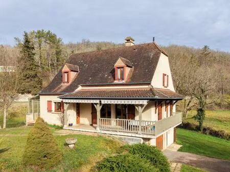 secteur gourdon - grande maison de construction traditionnelle avec appartement et garage 