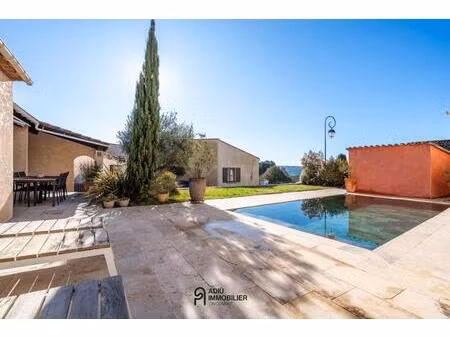maison contemporaine de plain-pied avec piscine et vue dégagée  au cœur de saint-maximin