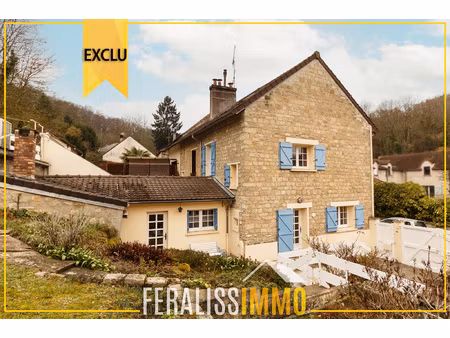 une maison de charme au caractère unique dans le cadre pais