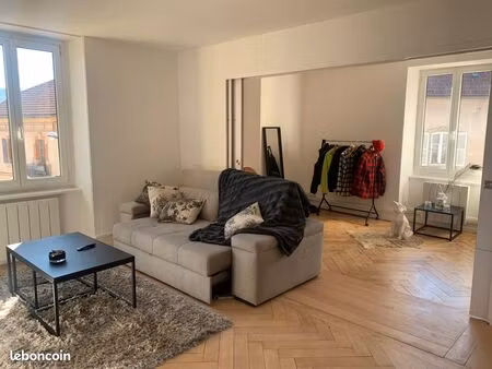 appart t2/t3 59m² rénové  partiellement meublé/petite copro en cv