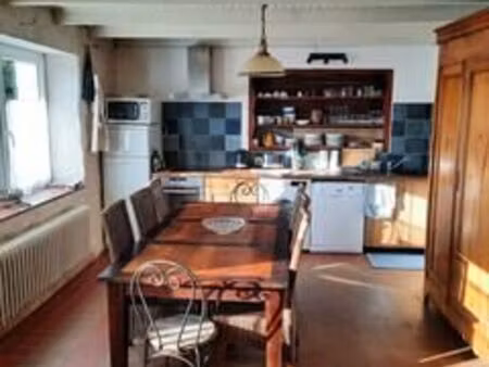 maison en pierre dans quartier prisé à proximité du port de ros bras