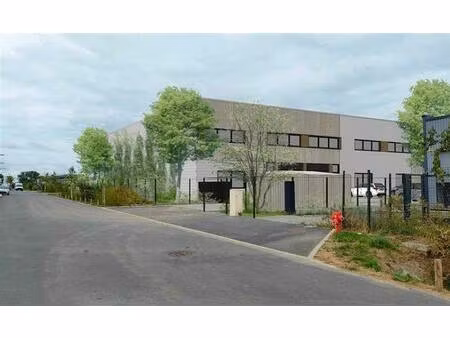 location local d'activités viarmes 2 550 m²