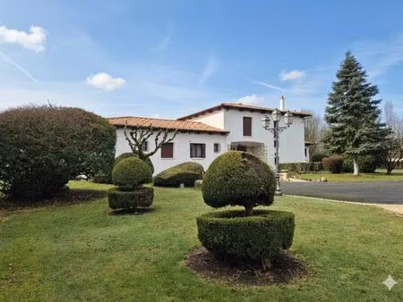 propriété d’exception – 15 pièces – 8 chambres – fontcouverte