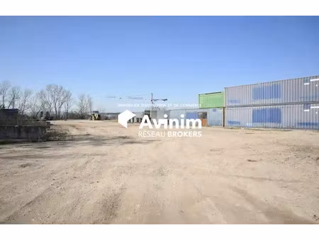 terrain industriel avec entrepôt et bureaux