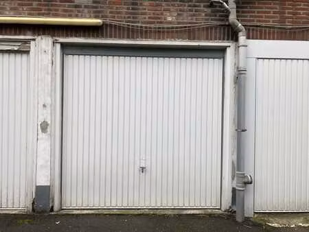 garage fermé dans cour intérieure