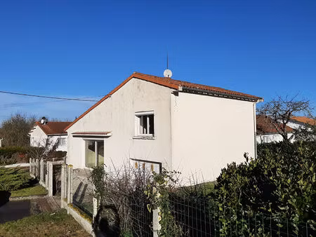 charmante maison dans un quartier calme à bressuire avec garage et jardin