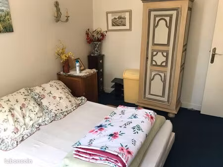 loue chambre meublée 16 m2 chez l'habitant