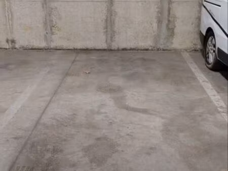 place de parking souterrain au quartier du palais