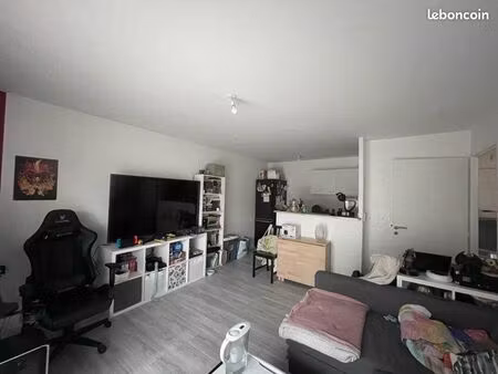 dans une résidence bien placée