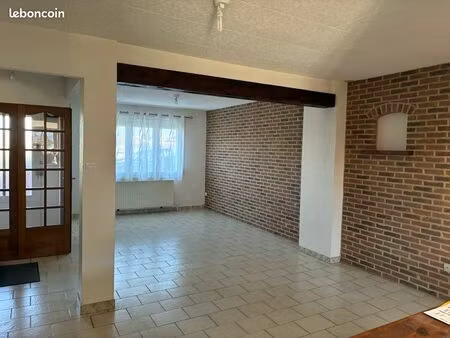 à louer maison avec garage et jardin dispo 01/03