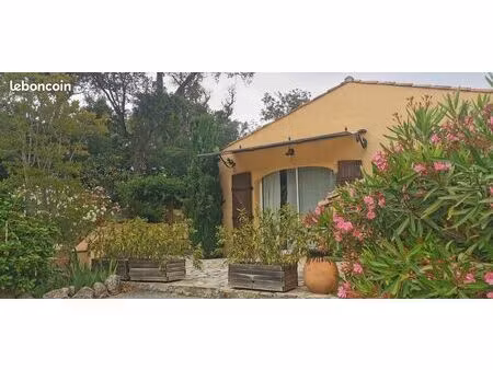 petite maison dans propriété à la campagne