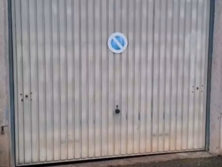 garage fermé 15m2 avec rangements et mezzanine de stockage