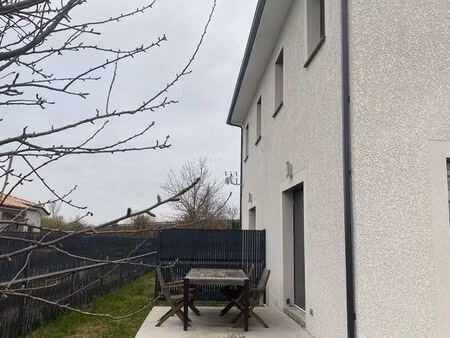 maison récente avec jardin