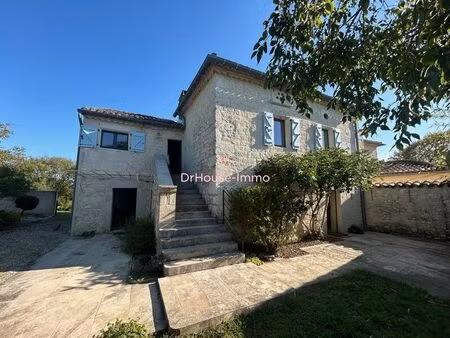 belle maison en pierre avec jardin
