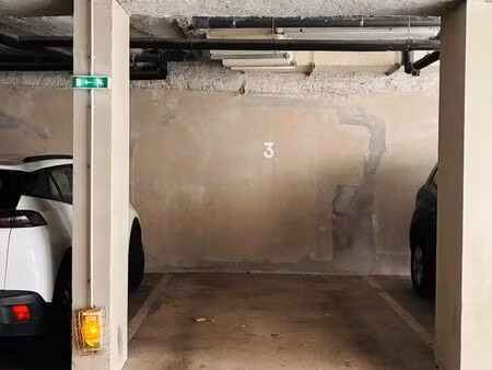 parking couvert sur cour rdc rue saint dominique à côté de la plagce de jaude