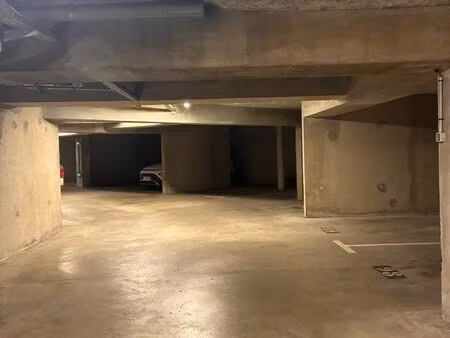 place de parking intérieur sécurisée - métro la vache (2min à pieds) - 13 m²