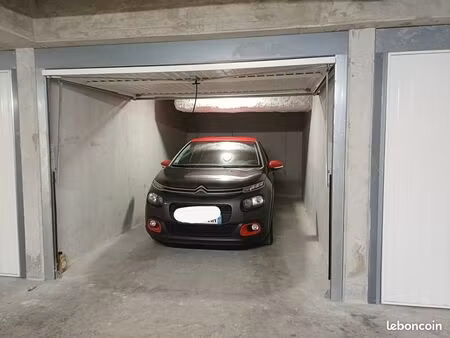 garage box fermé dans résidence sécurisée