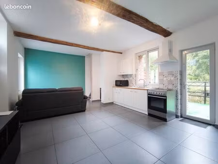 maison avec jolie terrasse sur la rivière louée meublée