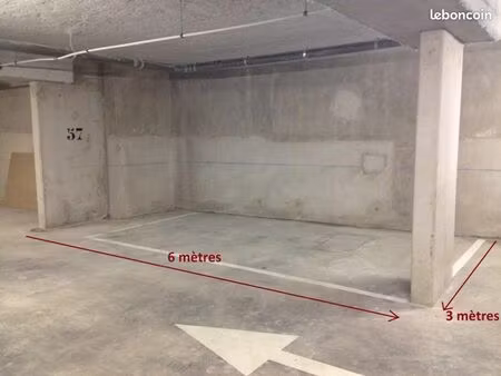 grande place de parking sécurisé et protégé proche gare