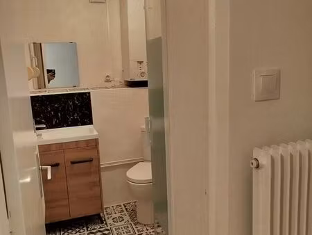 loue maison de ville 1 étage 63m2 avec petite cour